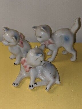 Vintage Porcelain Cat Figurine Trio With Bows